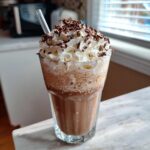 Ein köstlicher Baileys-Milchshake für Erwachsene, garniert mit Sahne und Schokostreuseln.