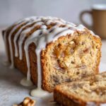 Ein saftiger Feigen-Walnuss-Kuchen mit einer zarten Zimtglasur, der zum Genießen einlädt.