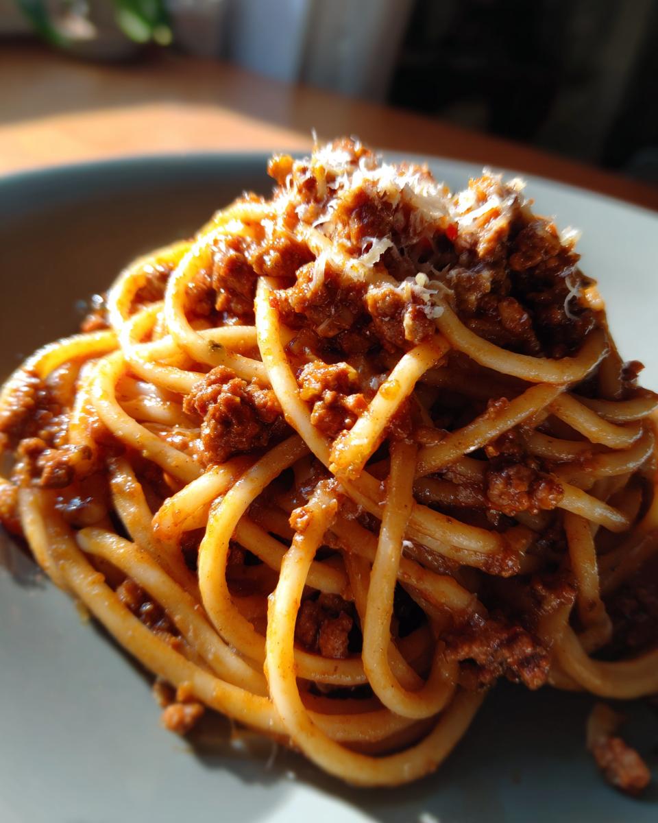 Nahaufnahme einer köstlichen One-Pot-Creme-Pasta mit Hackfleisch und Parmesan, serviert auf einem Teller.