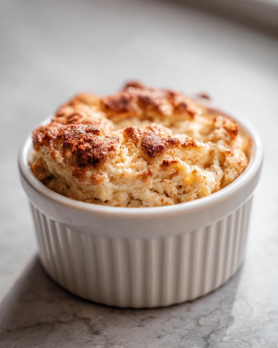 Nahaufnahme von einem fluffigen Baked Oats mit Eiweißpulver in einer weißen Auflaufform.