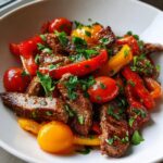 Zart gebratenes Fleisch mit bunten Paprikastreifen und Kirschtomaten in der Mediterranen Steakpfanne.