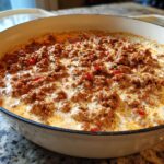 Nahaufnahme der Serbische Hackfleischpfanne mit Sahne, lecker in einer weißen Gusspfanne.