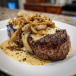 Saftiges Steak mit Zwiebelrahm und karamellisierten Zwiebeln, das Hauptgericht Steak mit Zwiebelrahm.