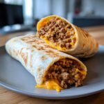 Zwei Hälften von Tortilla-Wraps mit Hackfleisch und Käse, der geschmolzene Käse läuft heraus.