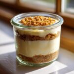 Ein Schichtdessert mit Vanillepudding und knusprigen Streuseln im Glas – Vanillepudding-Streuselkuchen im Glas.