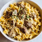 Nahaufnahme der Cremige Steakstreifen-Pasta mit breiten Nudeln und Fleischstücken in cremiger Soße.