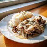 Teller mit Hackfleischpfanne in Kräutersahne und lockerem Reis, perfekt für das schnelle Abendessen.