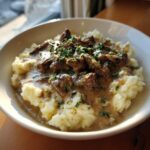 Cremiges Kartoffelpüree mit saftigen Rinderstreifen in Champignonrahm, garniert mit frischer Petersilie.