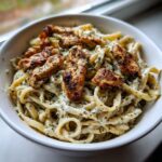 Cremige One-Pot-Gyros-Nudeln mit goldbraun gebratenen Hähnchenstreifen und Kräutern.