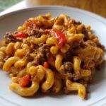 Ein Teller mit cremiger Pasta mit Paprika-Sahne und Hackfleisch, schön angerichtet.