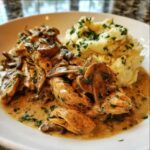 Teller mit saftigem Putengeschnetzeltes in Champignonrahm und cremigem Kartoffelpüree.